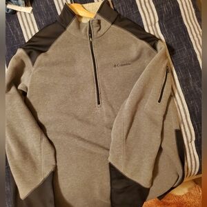 Columbia gray and black pull over. Size XL